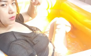 Una ragazzina mostra la sua figa seminascosta e con indifferenza